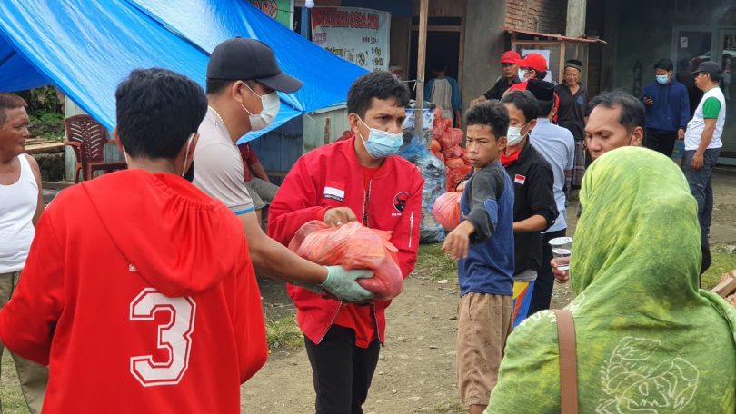 Baguna PDIP Sisir Tapalang Barat untuk Salurkan Bantuan, Halim: Di Sini Minim Bantuan dan Banyak Bayi Butuh Perhatian